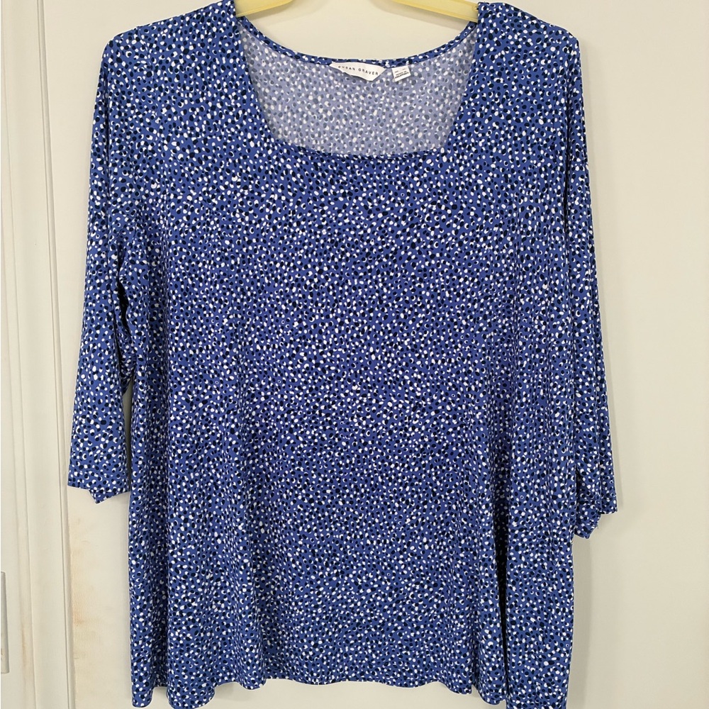 XL SG Blue with dots Top. 96 poly/4 span. 27” length. 25” ptp. 3/4 sleeve
